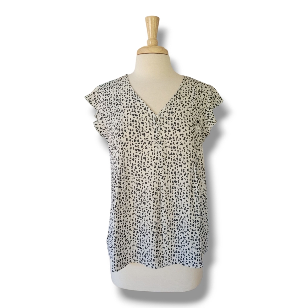 Eliane Rose V Neck, Flutter Sleeve Blouse. Black/White. Size M
